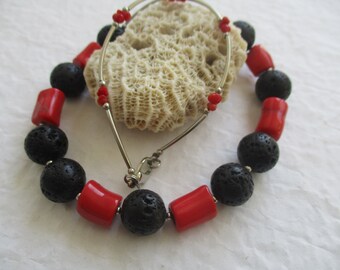 Collier dans le corail de bambou rouge et la boule de lave noire