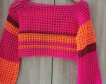 Op de afbeelding: Een roze gehaakt topje met oranje en bruine strepen. Het topje heeft een losse pasvorm en is gemaakt van een lichtgewicht garen.