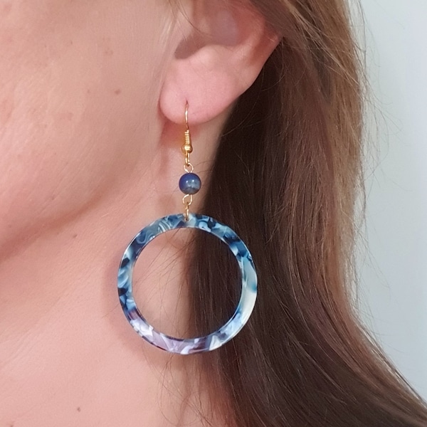 Boucles d'oreilles anneau résine bleu perle lapis-lazuli