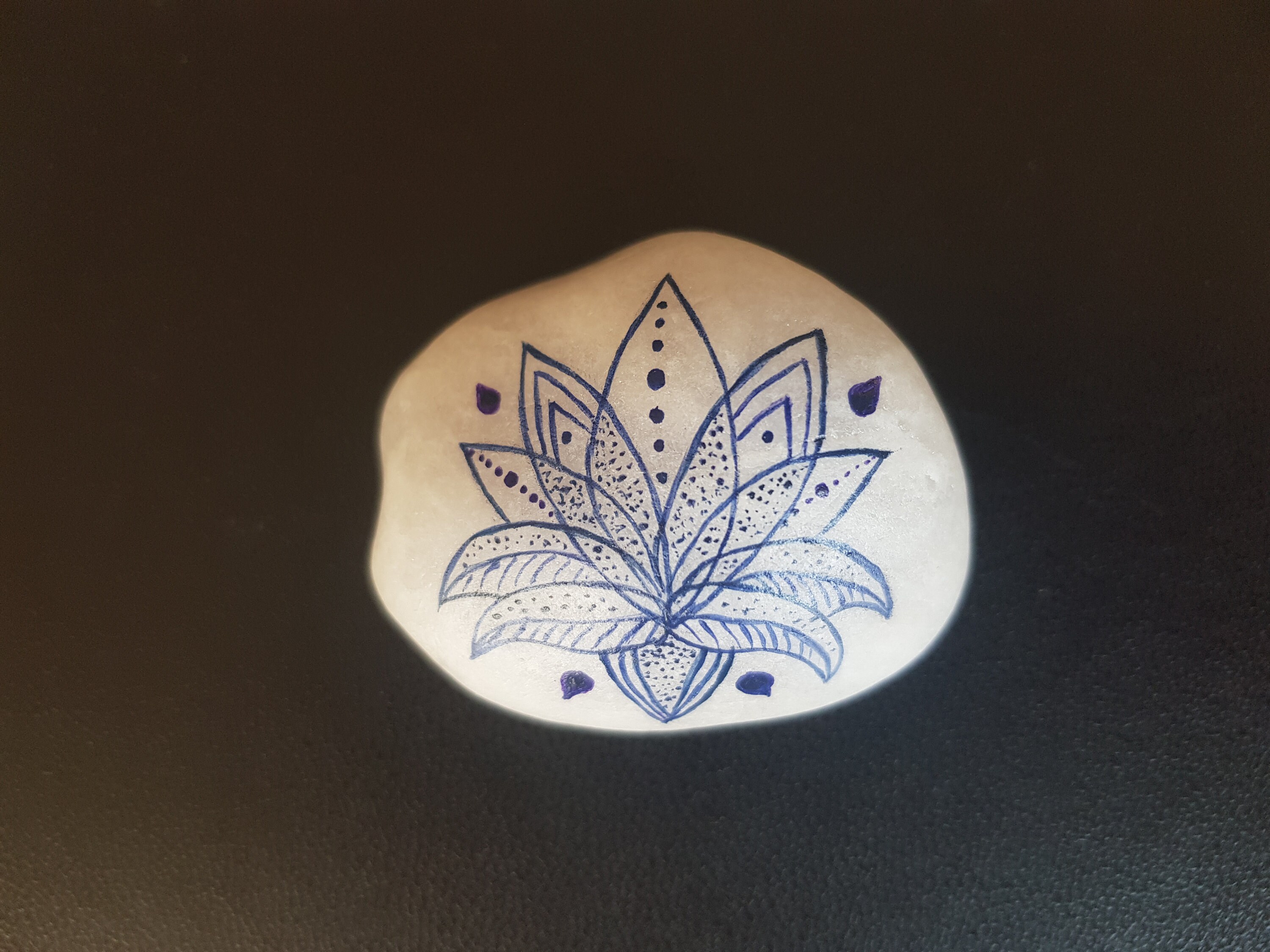 Galet Peint à La Main Lotus