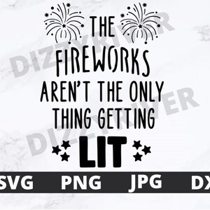 以下が含まれることがあります： 「THE FIREWORKS AREN'T THE ONLY THING GETTING LIT」のテキストと花火のイラストが描かれた白黒のグラフィックデザイン。下部にはSVG、PNG、JPG、DXFのファイル形式が表示されています。