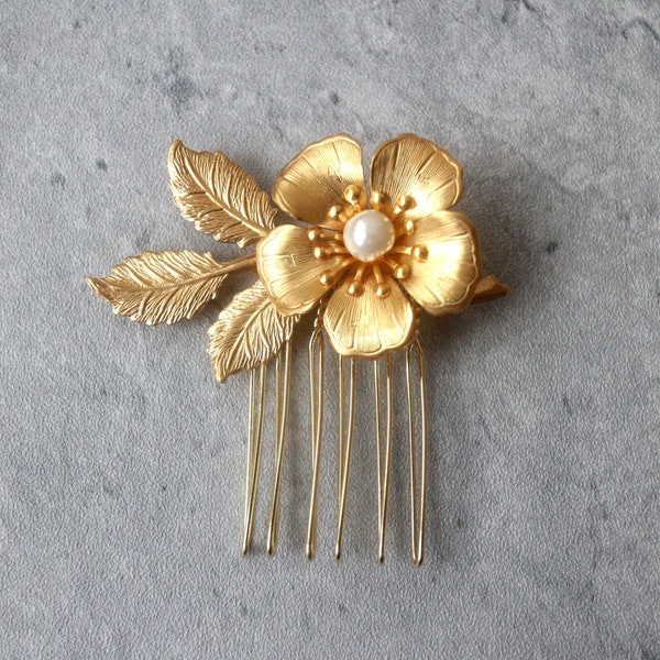 Brass Flower Hair Comb. gold flower hair accessory. bridal hair jewelry