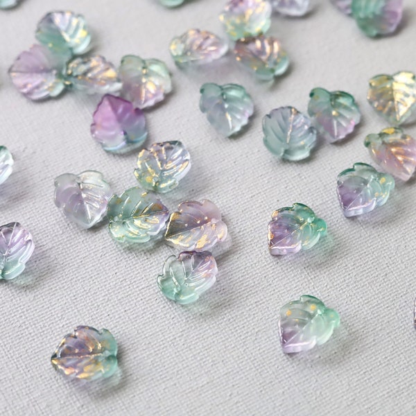 20 perles en feuille d'érable de 15 mm. violet vert avec des feuilles de verre dorées. perles de feuilles d'automne. Fourniture de fabrication de bijoux. boucle d'oreille perles feuille