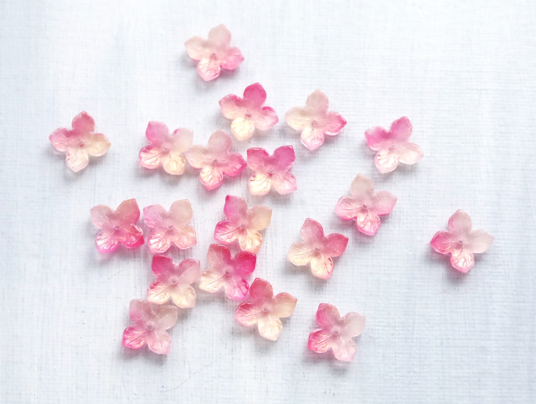 20 PCS 18mm Flower Beads. 4 Petals Glass Flower Beads. Pink Flower