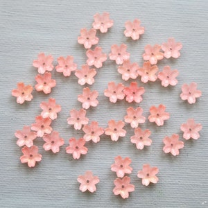 20 個の 10 mm フラワー ビーズ。ピーチ ピンクの桜のガラス フラワー ビーズ。小さな桜のフラワー ビーズ。イヤリング ジュエリー作り用フラワー ビーズ。