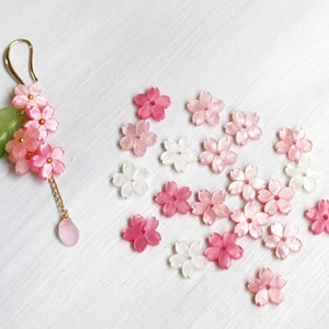 20個 11 mm 桜の花ビーズ。アクリル製桜の花ビーズ。樹脂製の花ビーズ。ジュエリー作りのためのピンクと紫の花ビーズ。