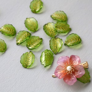 10 PCS 23mm Leaf Beads. green with gold inlay glass leaf beads. big crystal green leaf charm. jewelry making supply. earring leaf beads