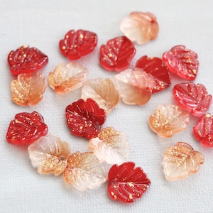 20 Stück 15 mm Ahornblatt Perlen. orange rot mit goldfarbenen Glasperlen in Blattform. Herbstlaub Perlen. schmuck machen zubehör. Ohrringe Blatt Perlen