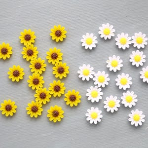 20 cabochons marguerite. cabochons marguerites tournesol à dos plat en résine. petites marguerites blanches et jaunes. bijoux fantaisie