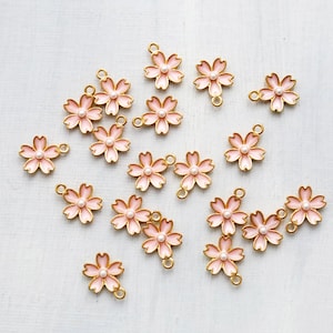 10個のピンクの桜の花のチャーム。エナメルの桜の花のチャーム。小さな花のペンダント。ピンクの花のチャーム。ブレスレットのチャーム。