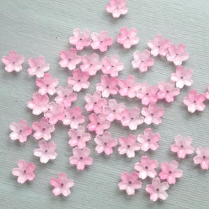 20 個の 10 mm フラワー ビーズ。ピンクの桜のガラス フラワー ビーズ。小さな桜のフラワー ビーズ。イヤリング ジュエリー作り用フラワー ビーズ。