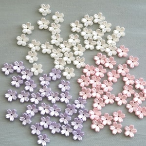 10 mm 桜の花ビーズ 30 個。小さな桜の花ビーズ。プラスチックの花ビーズ。真珠のような花ビーズ。