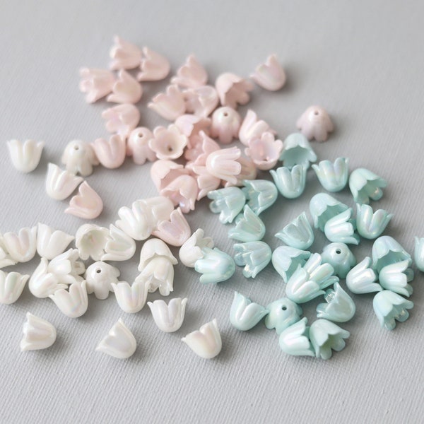 30 perles de fleur de cloche de 10 mm. perles de fleur de muguet blanc rose bleu crémeux. perles de fleurs acryliques lucite. petites perles de fleur de cloche.