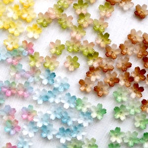 20 個の 10 mm フラワー ビーズ。桜のガラス フラワー ビーズ。小さな桜の花ビーズ。イヤリング ジュエリー作り用フラワー ビーズ。
