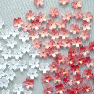 20 個の 10 mm フラワー ビーズ。春の桜のガラス フラワー ビーズ。小さな桜の花のビーズ。イヤリング ジュエリー作り用フラワー ビーズ。