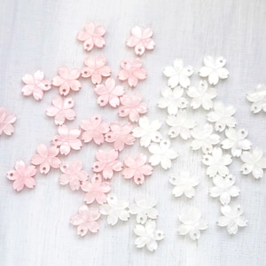 20個 11 mm 桜の花チャーム。シングルホールトップドリルアクリル桜の花ビーズ。ジュエリー作り用のプラスチック製ピンクフラワーチャーム。