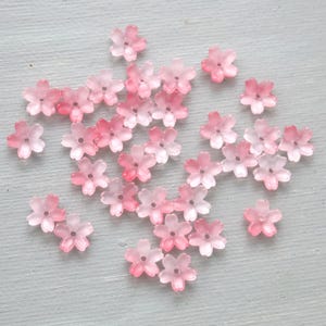 20 個の 10 mm フラワー ビーズ。桜のガラス フラワー ビーズ。小さな桜の花ビーズ。イヤリング ジュエリー作り用フラワー ビーズ。