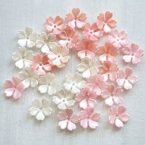 30 個の桜の花ビーズ。パールホワイトの花ビーズ。アイボリーピンクのプラスチックの花ビーズ。パール加工の花ビーズ。