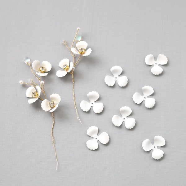 10 PCS  22mm White Metal Flower Beads. white 3 petals flower beads. white enamel petal beads. bridal accessory supply. wedding white flowers