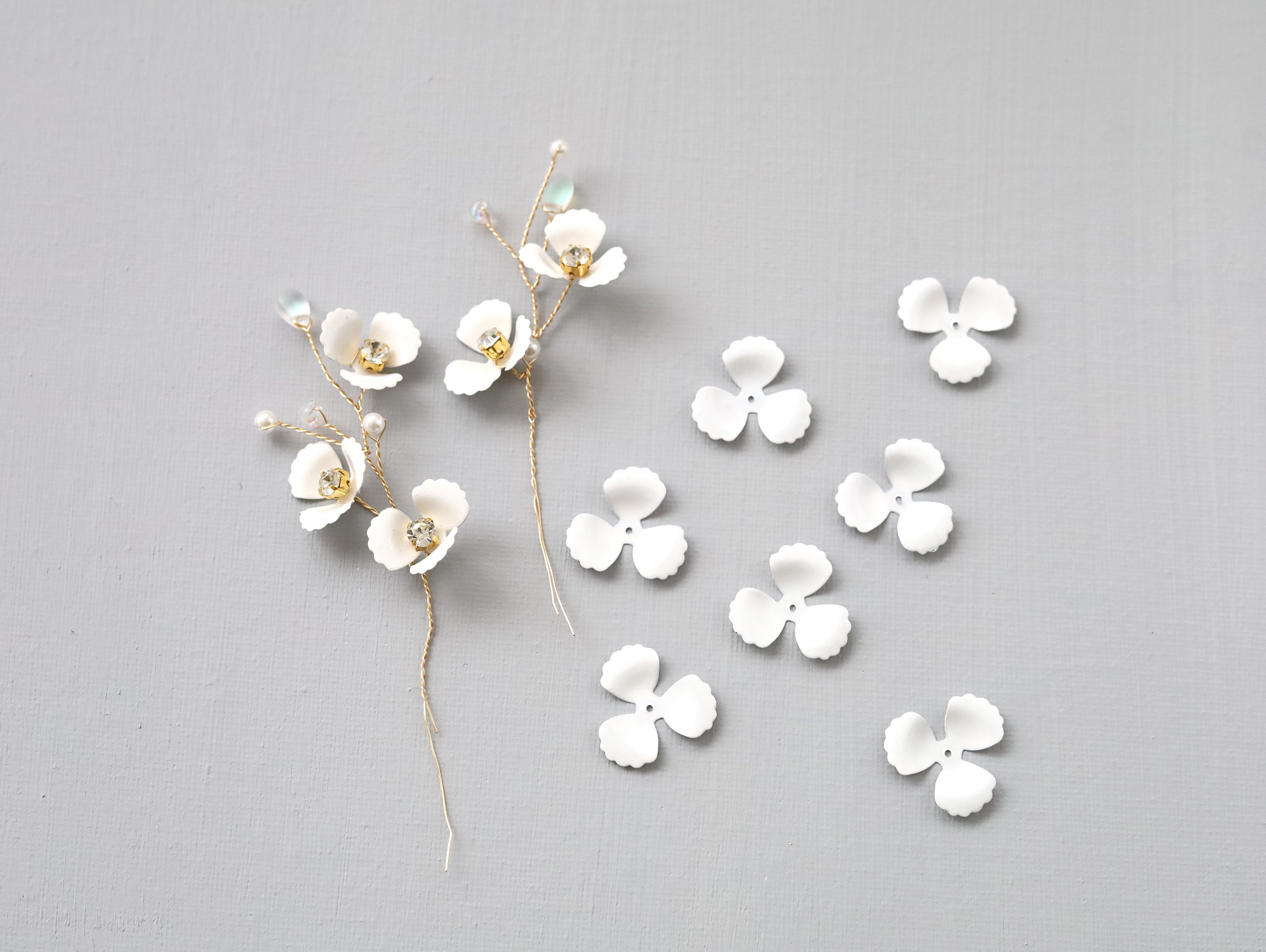 27mm Pointed petal lucite flower beads