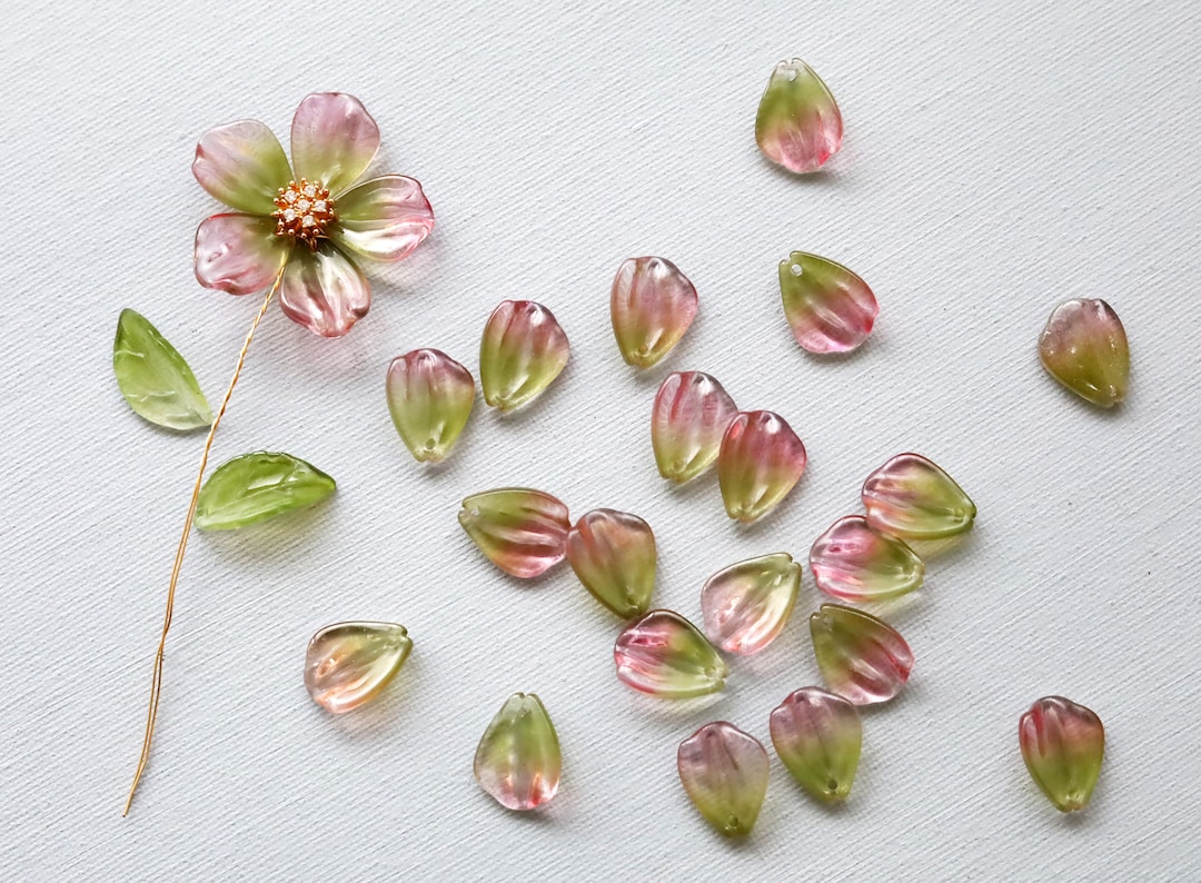20 PCS Flower Petal Beads. Pink and Green Glass Petal Beads. 5 Petals Flower Beads. Jewelry