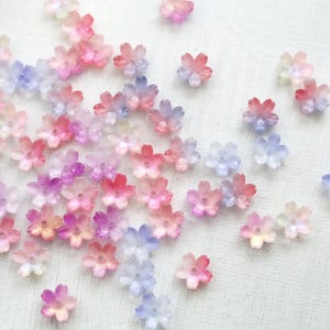 20 個の 10 mm フラワー ビーズ。桜のガラス フラワー ビーズ。小さな桜の花ビーズ。イヤリング ジュエリー作り用フラワー ビーズ。