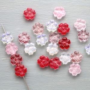 20個 14 mm 桜の花ビーズ。ピンク、赤、白のガラスの桜の花ビーズ。花のブレスレットビーズ。ジュエリー作りの花ビーズ。