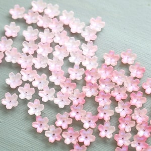 20個 10 mm フラワービーズ。ピンクの桜のガラスフラワービーズ。小さな桜の花のビーズ。イヤリングジュエリー作り用フラワービーズ。