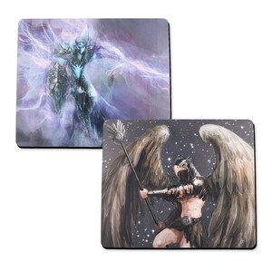 Op de afbeelding: Twee muismatten met fantasy-kunst. De eerste muismat toont een blauw-witte krijger met een schild en een gloeiende aura. De tweede muismat toont een gevleugelde krijger met een speer, staande tegen een sterrenhemel.