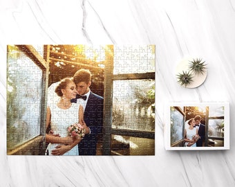 Peut inclure: Un couple de mariés pose pour une photo devant une fenêtre. La mariée porte une robe blanche et le marié porte un costume noir. Le couple est debout dans une serre avec beaucoup de lumière naturelle.