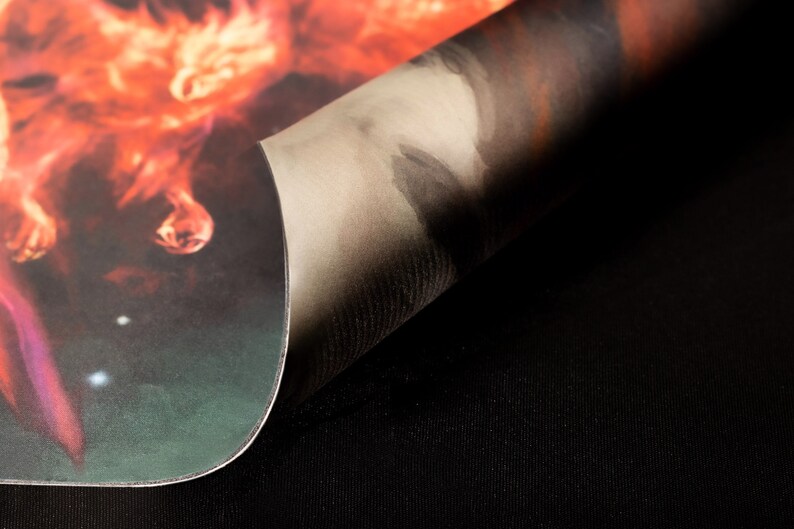 Op de afbeelding: Een close-up van een opgerolde canvasprint met een vurig oranje en rood abstract ontwerp. Het canvas is getextureerd en heeft een lichte glans.