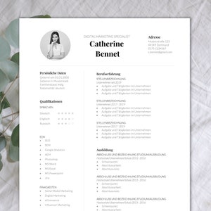 Könnte beinhalten: Eine schwarz-weiße Lebenslaufvorlage für einen Digital Marketing Specialist namens Catherine Bennet. Der Lebenslauf enthält Abschnitte für persönliche Daten, Qualifikationen, Berufserfahrung und Ausbildung. Der Lebenslauf befindet sich auf weißem Hintergrund.