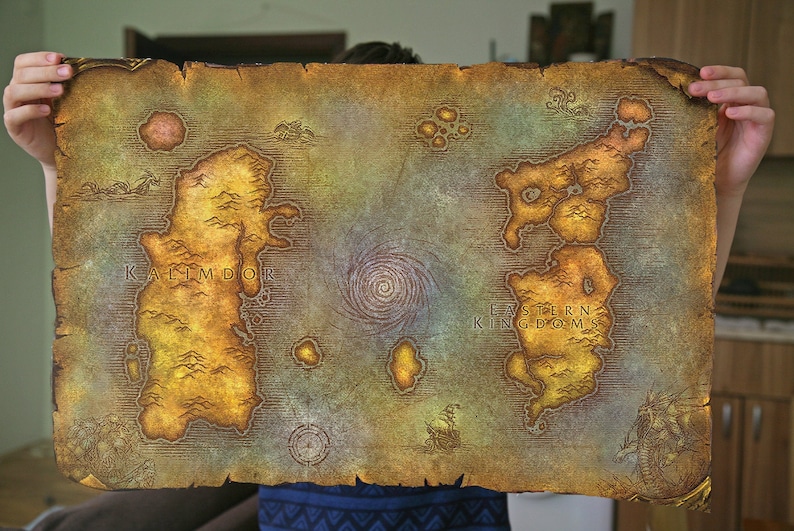 Pu&ograve; includere: Una mappa in stile vintage del mondo immaginario di Azeroth dal videogioco World of Warcraft. La mappa mostra i continenti di Kalimdor e dei Regni Orientali, con un vortice vorticoso al centro.