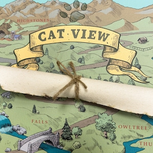 Pode incluir: Uma impressão em tela enrolada, amarrada com barbante, apresentando um mapa com o texto "CAT VIEW" em uma faixa. O mapa retrata uma paisagem com montanhas, árvores e uma ponte. A paleta de cores inclui verde, bege e azul.