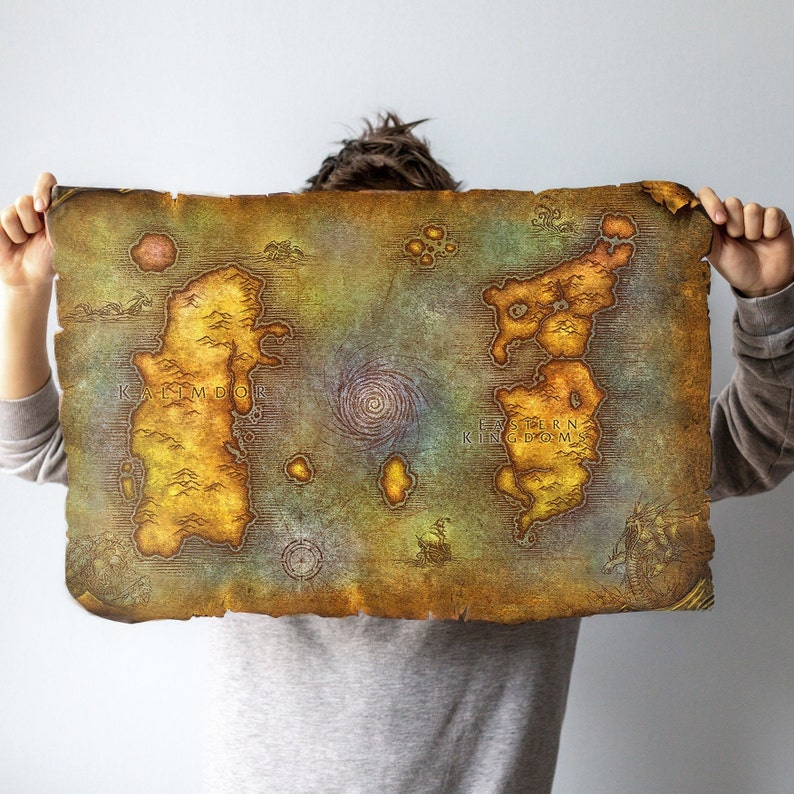 Pu&ograve; includere: Una mappa in stile vintage del mondo immaginario di Azeroth dal videogioco World of Warcraft. La mappa mostra i continenti di Kalimdor e dei Regni Orientali, con etichette di testo per ogni regione.