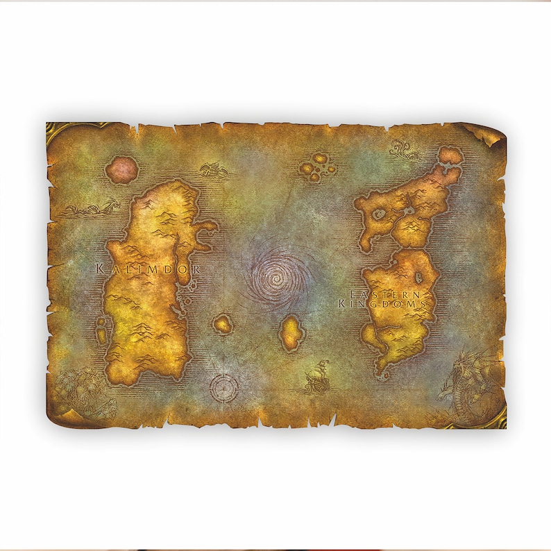 Pu&ograve; includere: Una mappa in stile vintage del mondo immaginario di Azeroth, che presenta i continenti di Kalimdor e dei Regni Orientali. La mappa &egrave; disegnata su carta pergamena con un aspetto sbiadito e invecchiato.