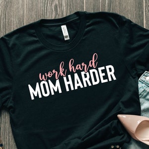 Lavora duro mamma più duramente SVG e PNG / mamma vita download istantaneo file di taglio per Cricut e Silhouette / mamma auto decalcomania in formato SVG / mamma portatile in formato SVG / bambini in formato SVG