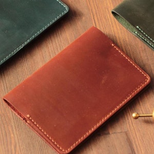 Étui pour passeport en cuir marron avec images gravées Étui pour passeport personnalisé en cuir Cadeau de Saint-Valentin en cuir personnalisé pour voyageurs