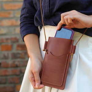 Leder Handytasche braun schlanke Crossbody Handy Geldbörse Handy Minimalistische Tragetasche Leder Handyhalter für den täglichen Gebrauch