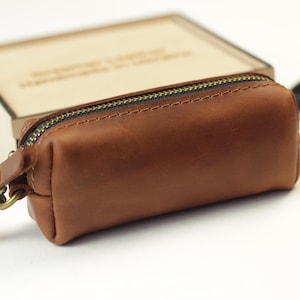 Monedero llavero personalizado de cuero, estuche para llaves con cremallera, monedero llavero de cuero, pequeño monedero marrón con cremallera, organizador de llaveros hecho a mano con monograma