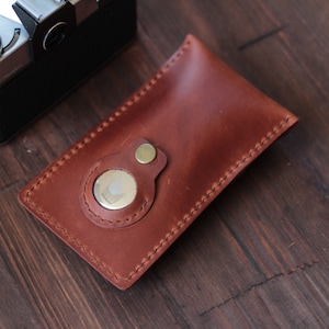 Étui à lunettes en cuir avec porte-lunettes Airtag marron Étui en cuir pour lunettes Étui à crayons en cuir Airtag cadeau Étui à lunettes personnalisé