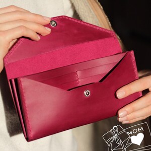 Cartera larga de cuero minimalista personalizada, delgada, con clip para billetes, tarjetero personalizado, color rosa, elegante accesorio para regalar a tu madre.