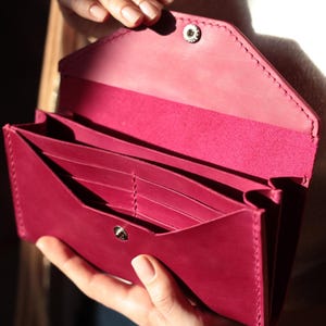 Cartera larga de cuero personalizada para mujer, billetera minimalista delgada con clip para tarjetas de crédito y billetera elegante de cuero rosa personalizada para mujer.