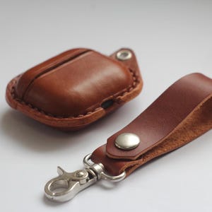 Leren AirPods-hoesje: bruine Airpod-hoes met monogram en bandje (gepersonaliseerd)
