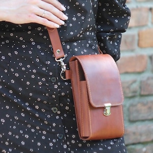 Bruine leren crossbody telefoontas: minimalistische portemonnee