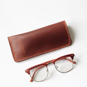 Custodia per occhiali in pelle marrone Custodia per occhiali in pelle per occhiali Custodia per occhiali sottile e morbida Regalo unico personalizzato Occhiali personalizzati