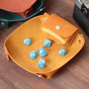 Bolsa y bandeja para dados de cuero plegable, bandeja de almacenamiento portátil personalizada para juegos de mesa, regalo para jugadores y organizador de escritorio.
