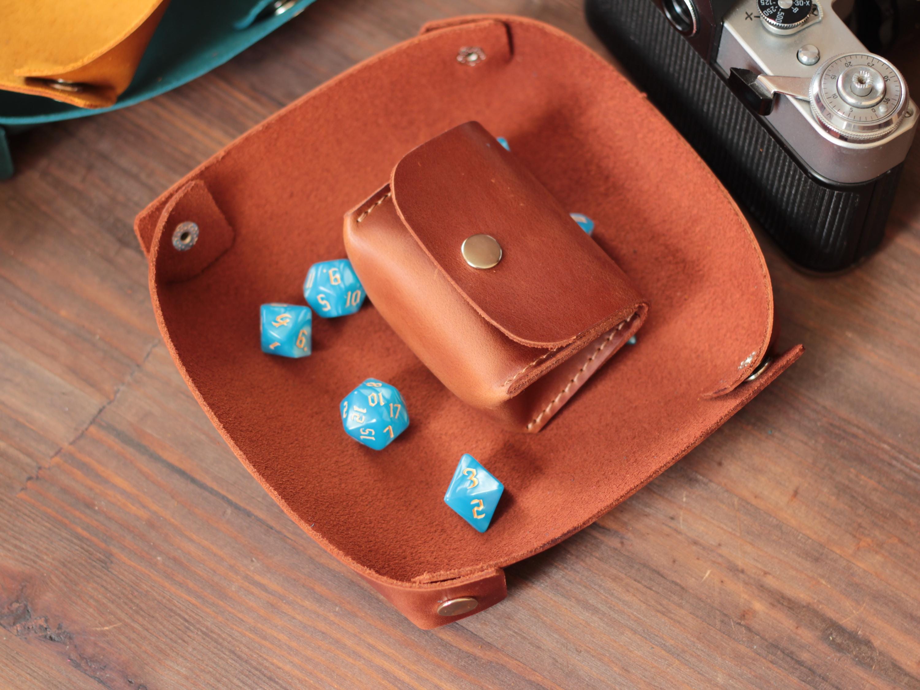 SIQUK 2 Pezzi Vassoio per Dadi da in Pelle PU Porta Dadi Pieghevole per Dadi Esagonale per Giochi di Dadi Come RPG, DND e Altri Giochi da Tavolo (Nero e Rosso