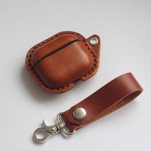 Airpod 4-hoesje op maat gemaakt bruin lederen AirPod Pro-hoesje met monogram met riem Gepersonaliseerde AirPods 4-hoeshoesje oplaadhouder Cadeau moeder