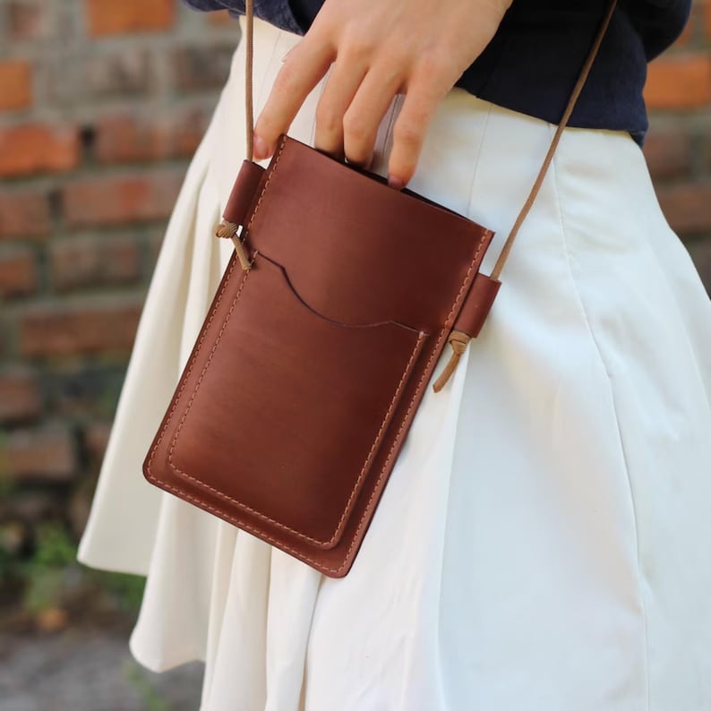 Bolso bandolera de piel para teléfono: Monedero marrón para smartphone, estuche minimalista para móvil, regalo para el Día de la Madre imagen 1